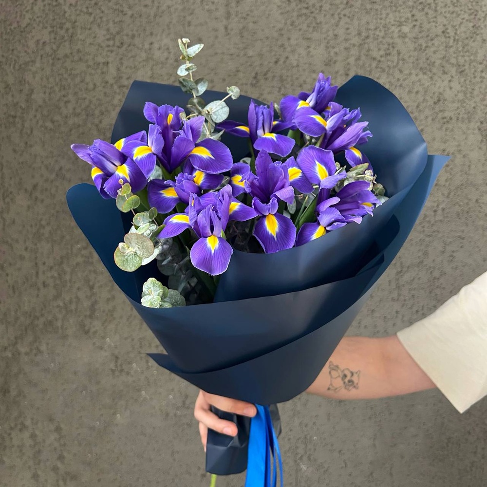 Конечно, Вася! Букет ирисов в упаковке