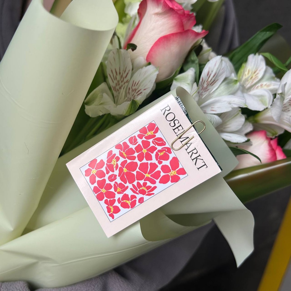 Утренняя роса: розовые розы и маттиола