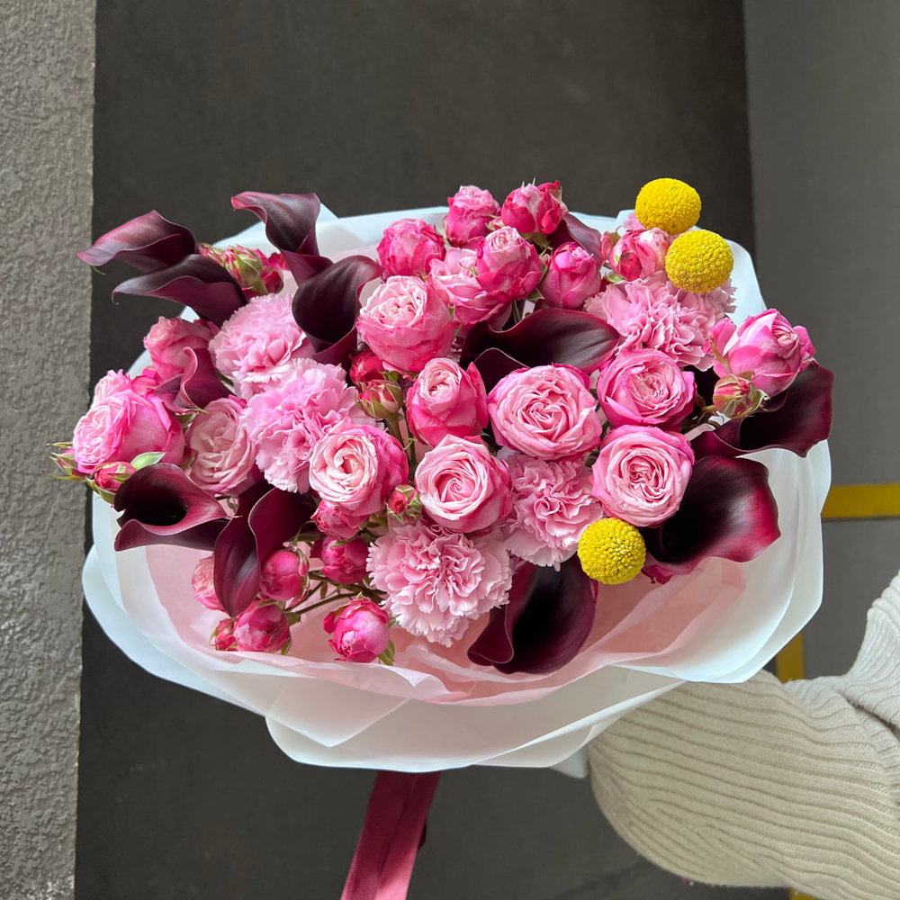 Гранатовое вино: чёрные каллы с кустовыми розами 