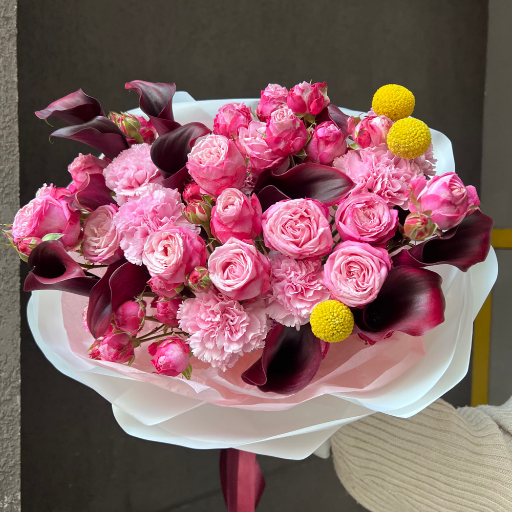 Гранатовое вино: чёрные каллы с кустовыми розами букет с бесплатной доставкой в Санкт- Петербурге