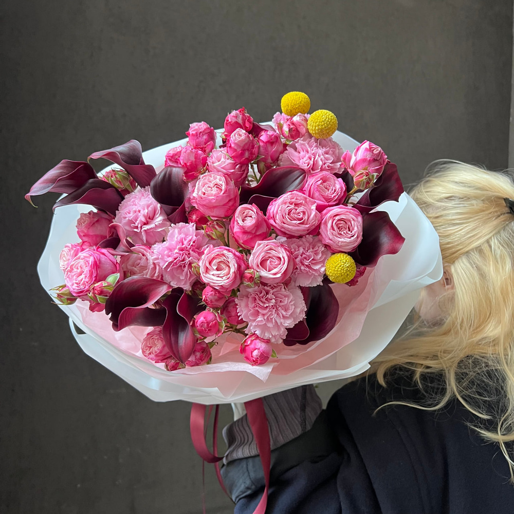 Гранатовое вино: чёрные каллы с кустовыми розами 