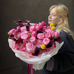 Гранатовое вино: чёрные каллы с кустовыми розами букет с бесплатной доставкой в Санкт- Петербурге - Фотография 2