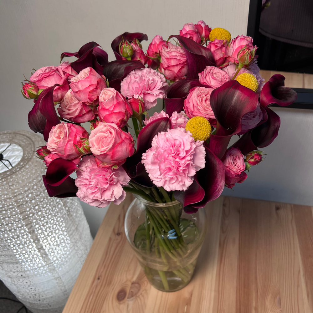 Гранатовое вино: чёрные каллы с кустовыми розами 