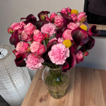 Гранатовое вино: чёрные каллы с кустовыми розами букет с бесплатной доставкой в Санкт- Петербурге - Фотография 5