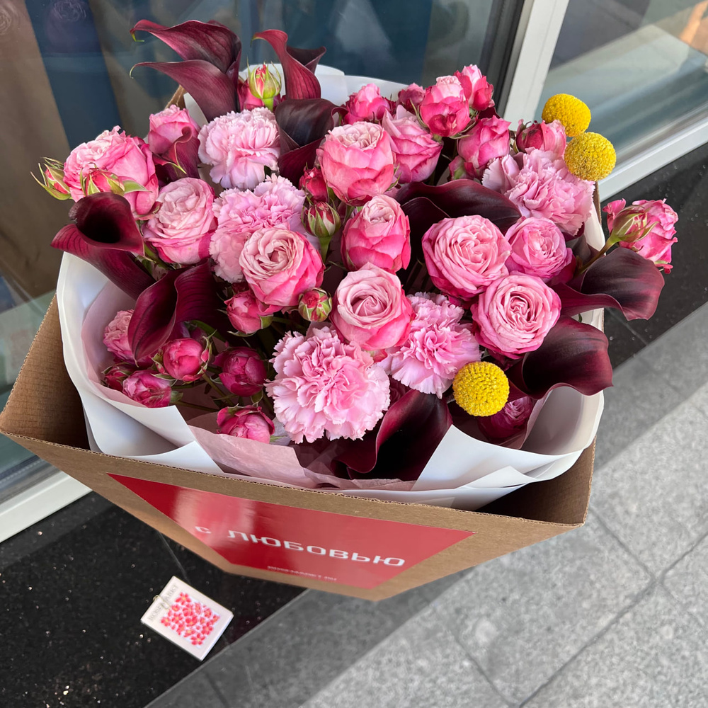 Гранатовое вино: чёрные каллы с кустовыми розами 