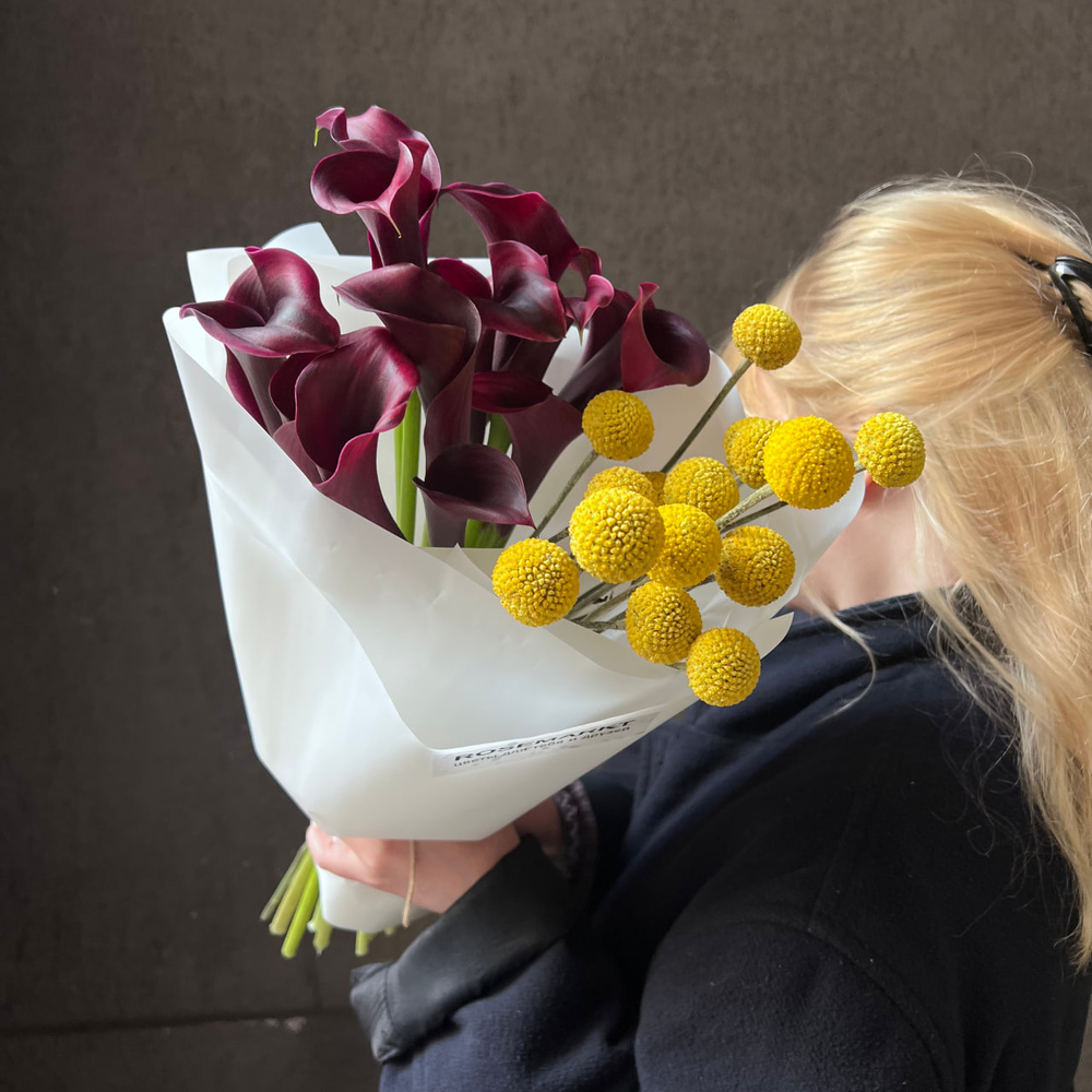 Вечеринка художников: тёмные каллы и жёлтая краспедия