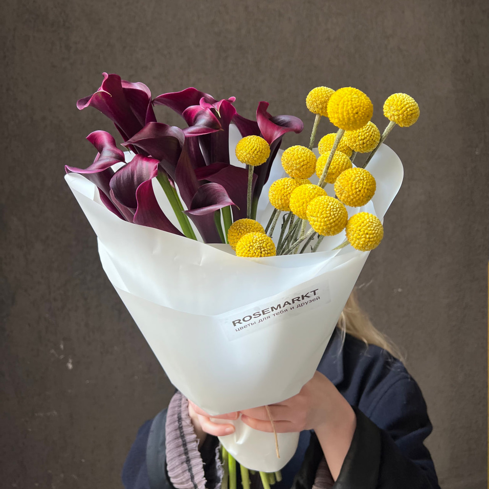 Вечеринка художников: цветы тёмные каллы и жёлтая краспедия с доставкой в Санкт-Петербурге