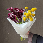 Вечеринка художников: цветы тёмные каллы и жёлтая краспедия с доставкой в Санкт-Петербурге - Фотография 3