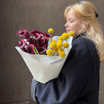 Вечеринка художников: цветы тёмные каллы и жёлтая краспедия с доставкой в Санкт-Петербурге - Фотография 4