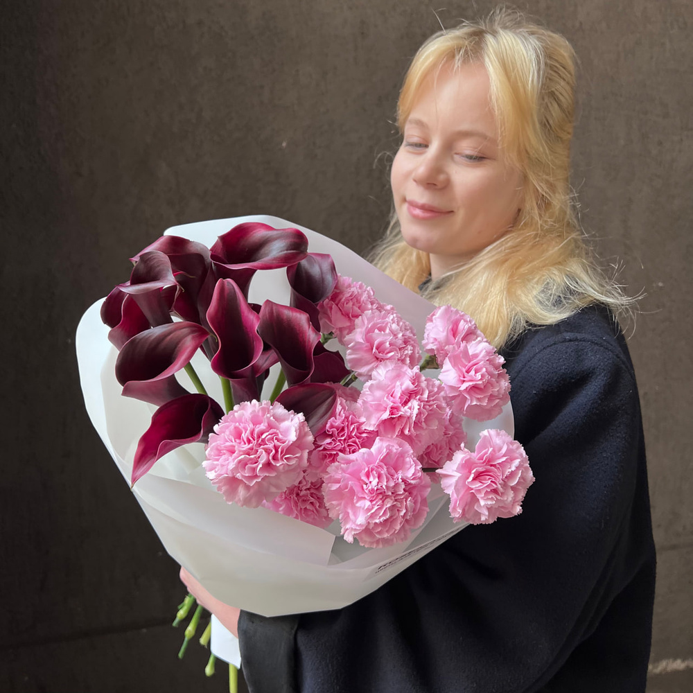 Дуобукет: чёрные каллы и розовые диантусы