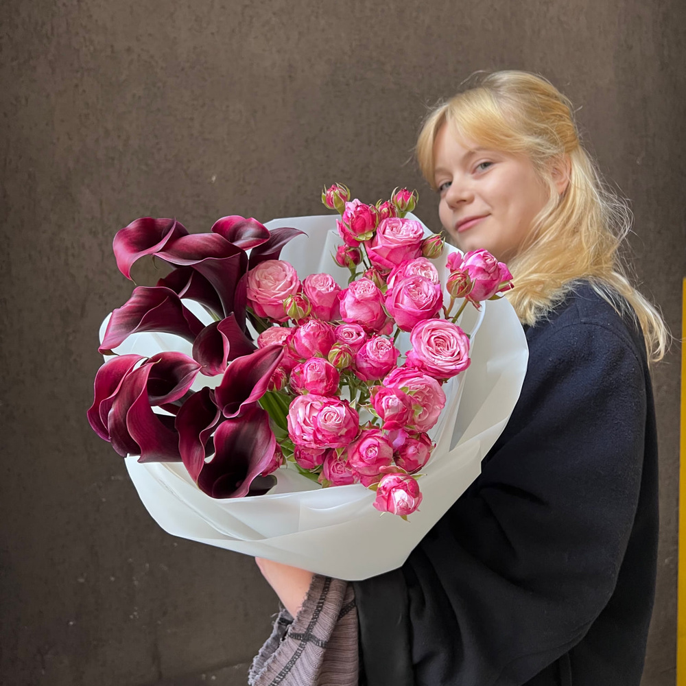 Дуобукет: чёрные каллы и кустовая пионовидная роза Бомбастик с доставкой в Санкт-Петербурге