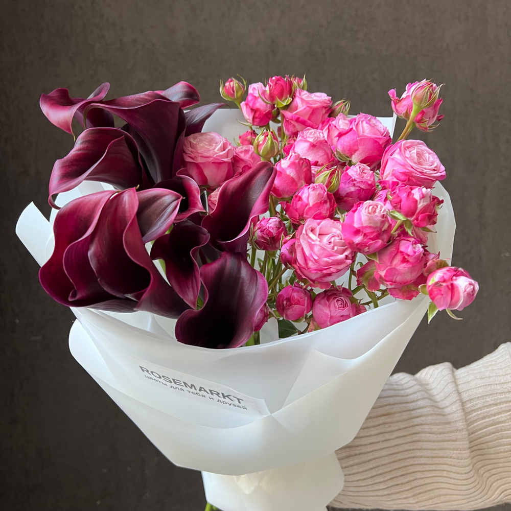 Дуобукет: чёрные каллы и кустовая пионовидная роза Бомбастик