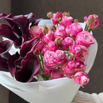 Дуобукет: чёрные каллы и кустовая пионовидная роза Бомбастик с доставкой в Санкт-Петербурге - Фотография 3