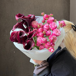 Дуобукет: чёрные каллы и кустовая пионовидная роза Бомбастик с доставкой в Санкт-Петербурге - Фотография 4