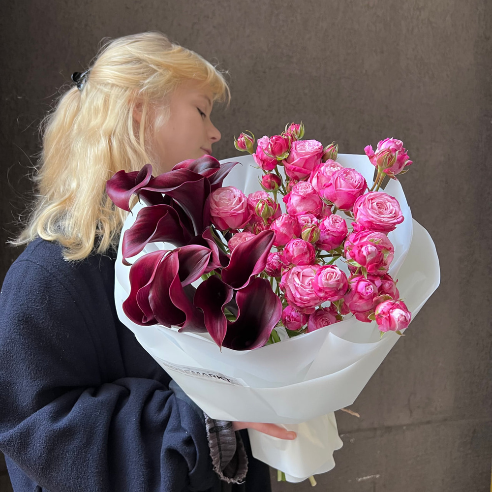 Дуобукет: чёрные каллы и кустовая пионовидная роза Бомбастик