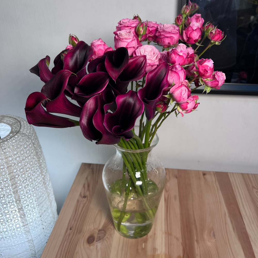 Дуобукет: чёрные каллы и кустовая пионовидная роза Бомбастик