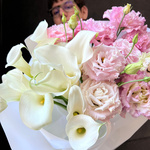 Дуобукет: белые каллы и розовый лизиантус с доставкой в Санкт-Петербурге - Фотография 2