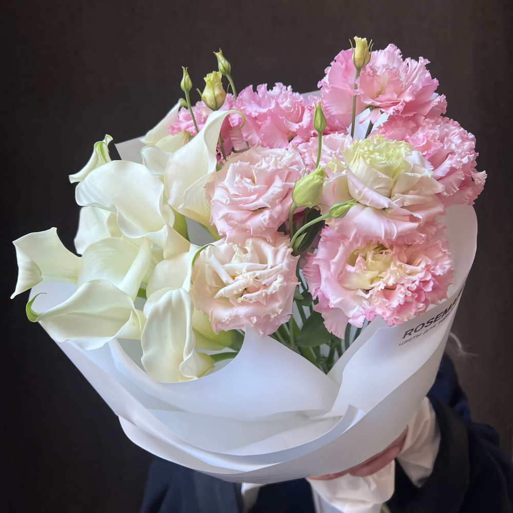 Дуобукет: белые каллы и розовый лизиантус с доставкой в Санкт-Петербурге