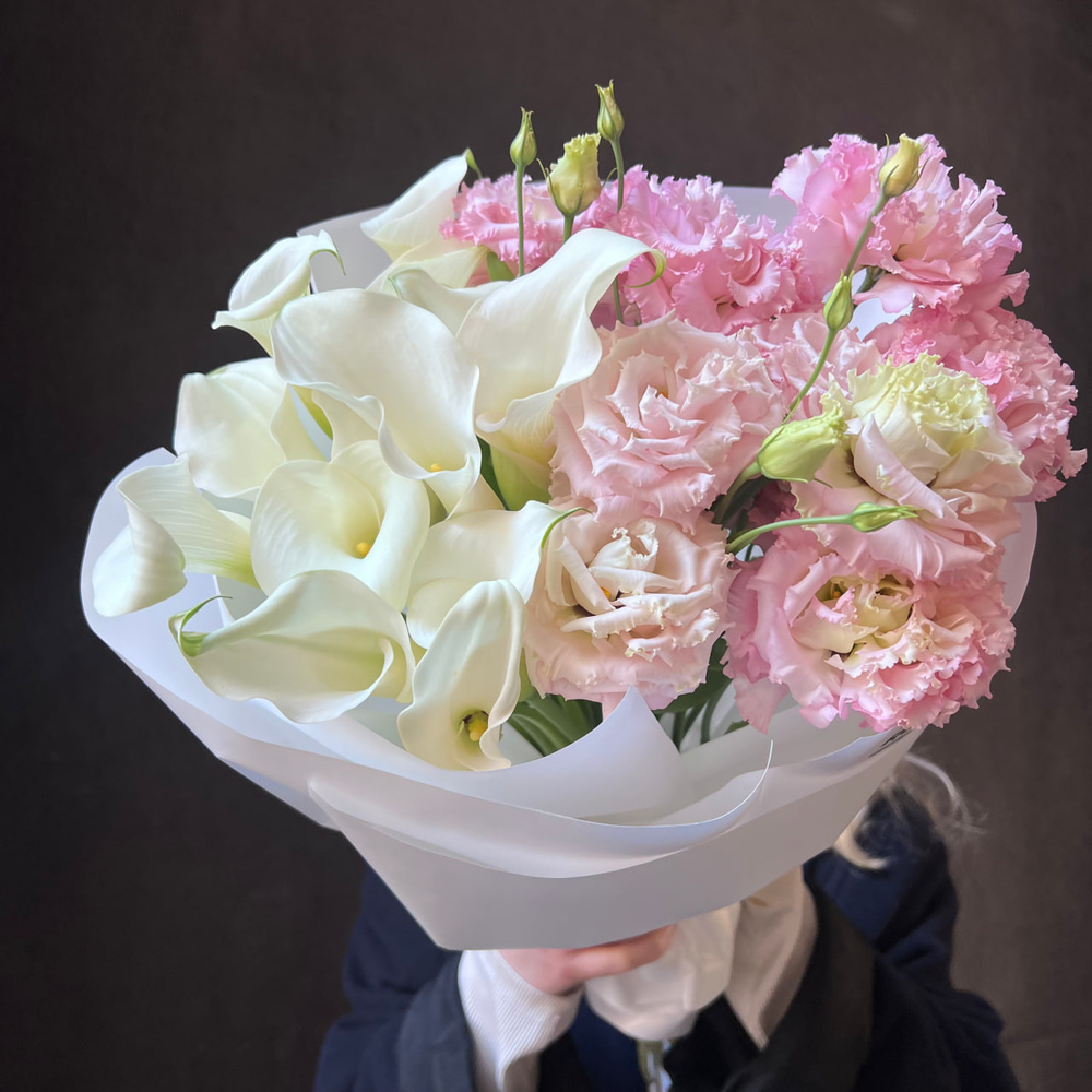 Дуобукет: белые каллы и розовый лизиантус