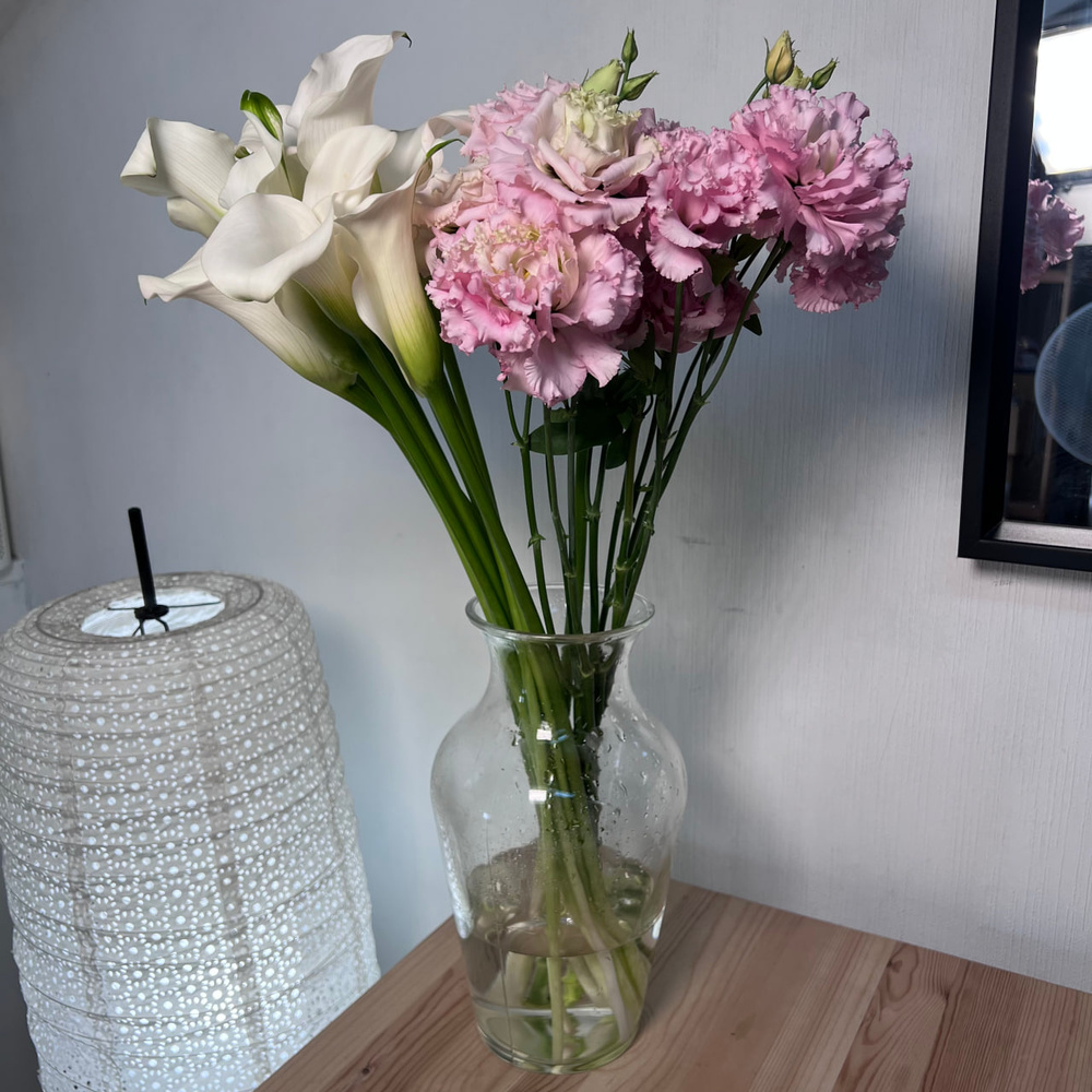 Дуобукет: белые каллы и розовый лизиантус