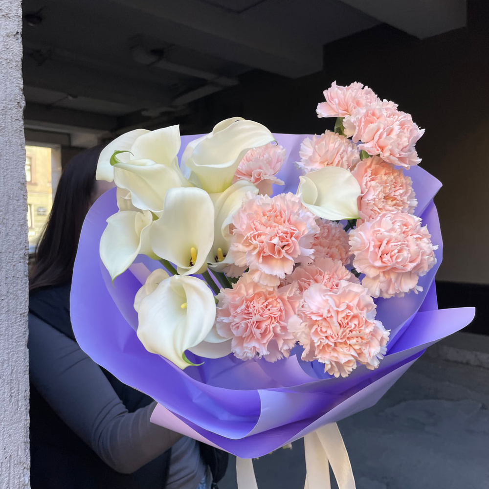 Дуобукет: белые каллы и кремовые диантусы