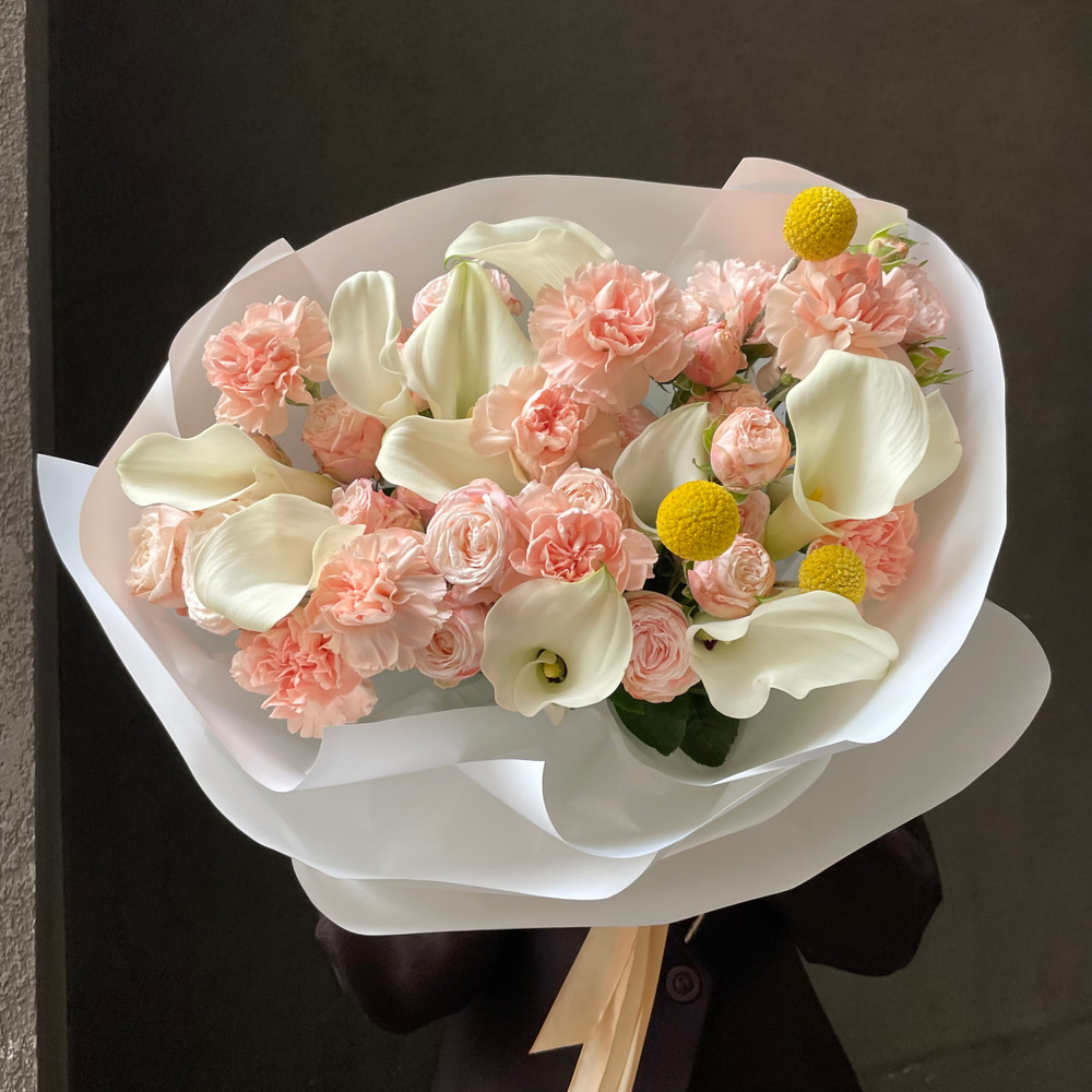 Кремовый торт: букет с белыми каллами и кустовыми розами с доставкой в Санкт-Петербурге