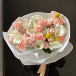 Кремовый торт: букет с белыми каллами и кустовыми розами с доставкой в Санкт-Петербурге - Фотография 1