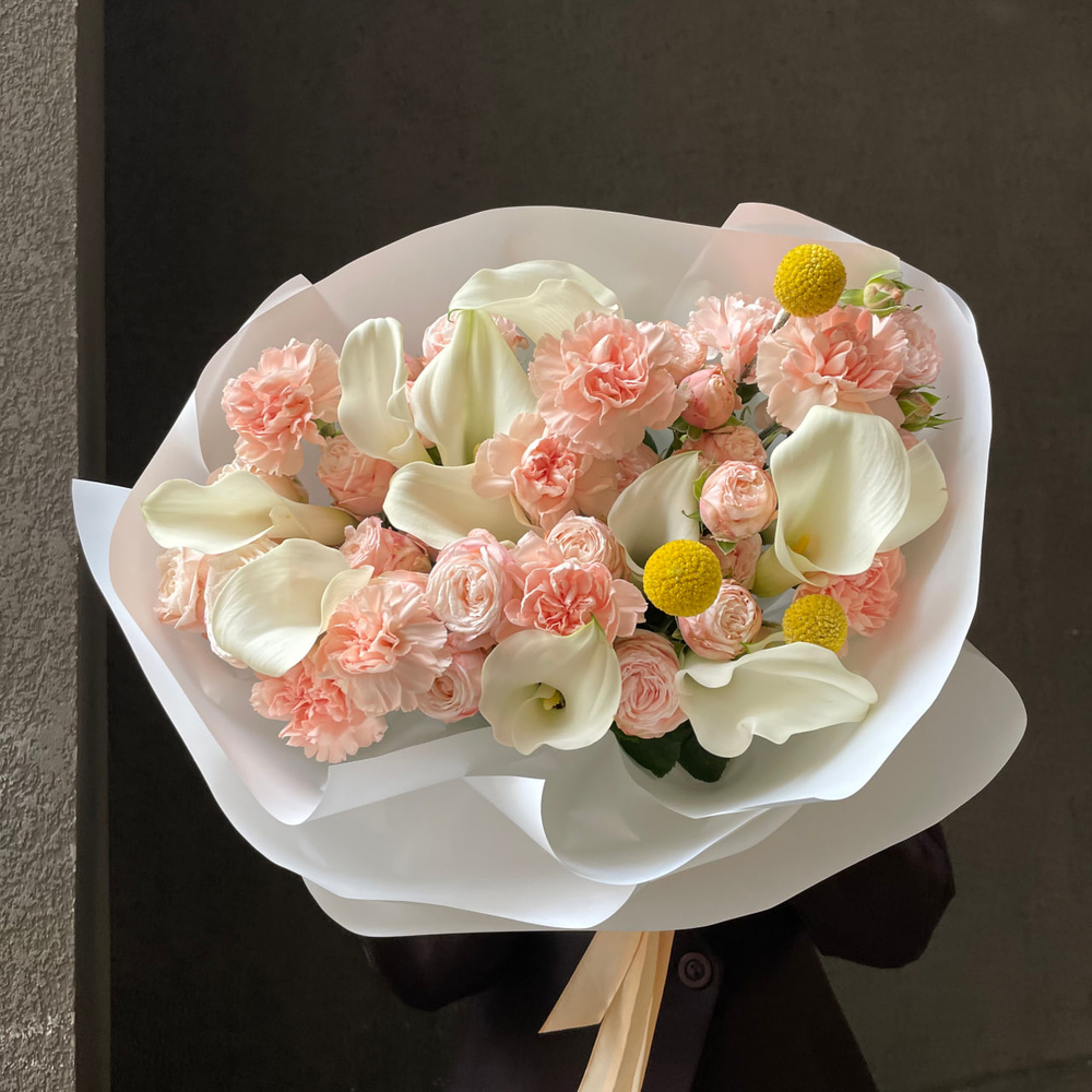 Кремовый торт: букет с белыми каллами и кустовыми розами