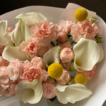 Кремовый торт: букет с белыми каллами и кустовыми розами с доставкой в Санкт-Петербурге - Фотография 2