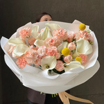 Кремовый торт: букет с белыми каллами и кустовыми розами с доставкой в Санкт-Петербурге - Фотография 3