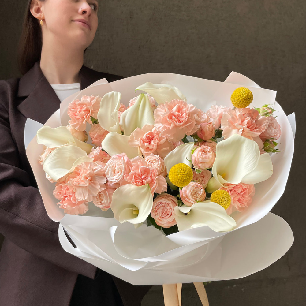 Кремовый торт: букет с белыми каллами и кустовыми розами