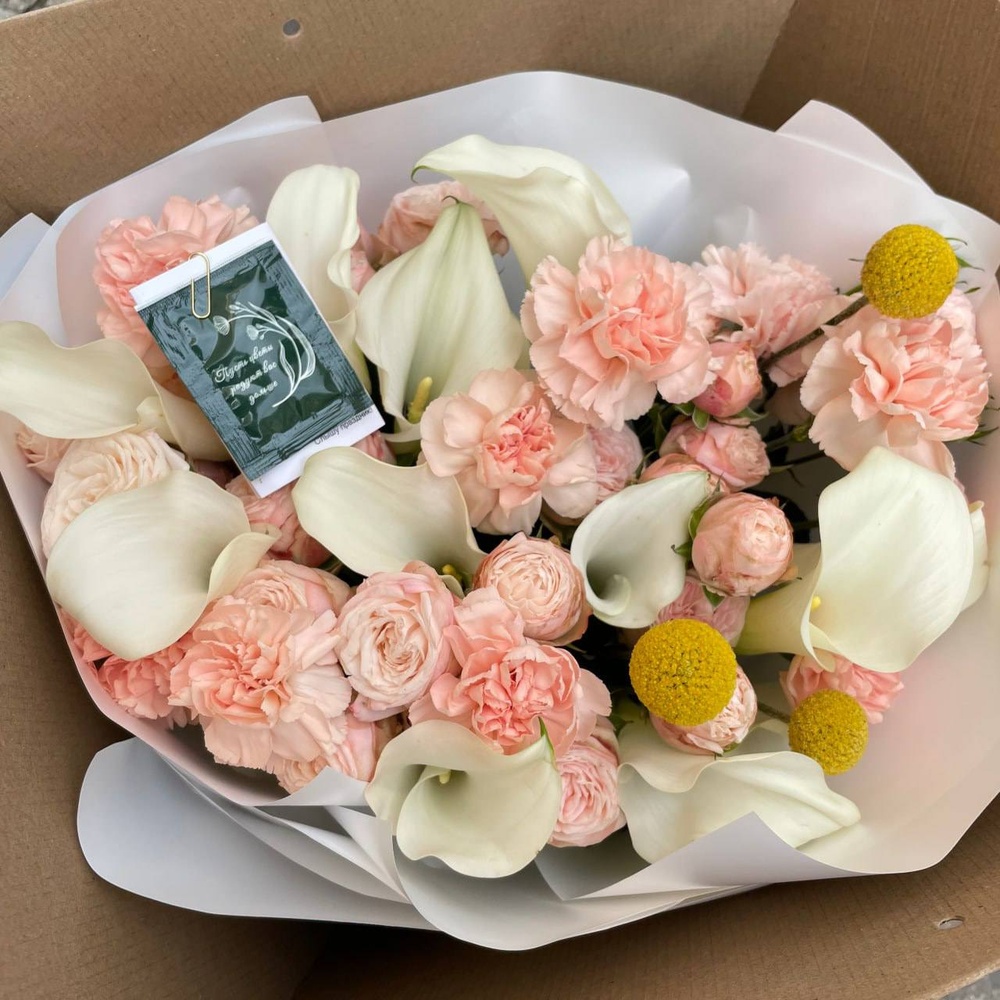 Кремовый торт: букет с белыми каллами и кустовыми розами