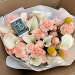 Кремовый торт: букет с белыми каллами и кустовыми розами с доставкой в Санкт-Петербурге - Фотография 6