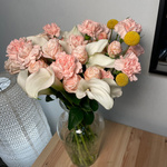 Кремовый торт: букет с белыми каллами и кустовыми розами с доставкой в Санкт-Петербурге - Фотография 7