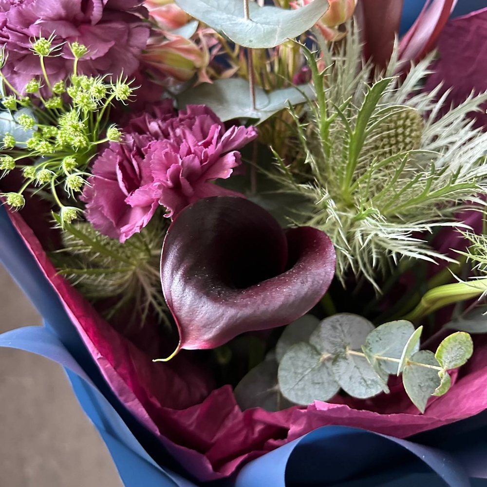 Бао: букет в корейском стиле с каллами и эрингиумом