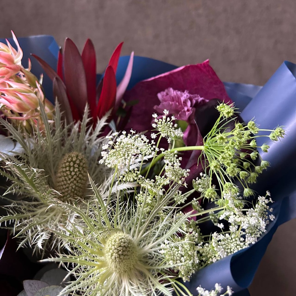 Бао: букет в корейском стиле с каллами и эрингиумом