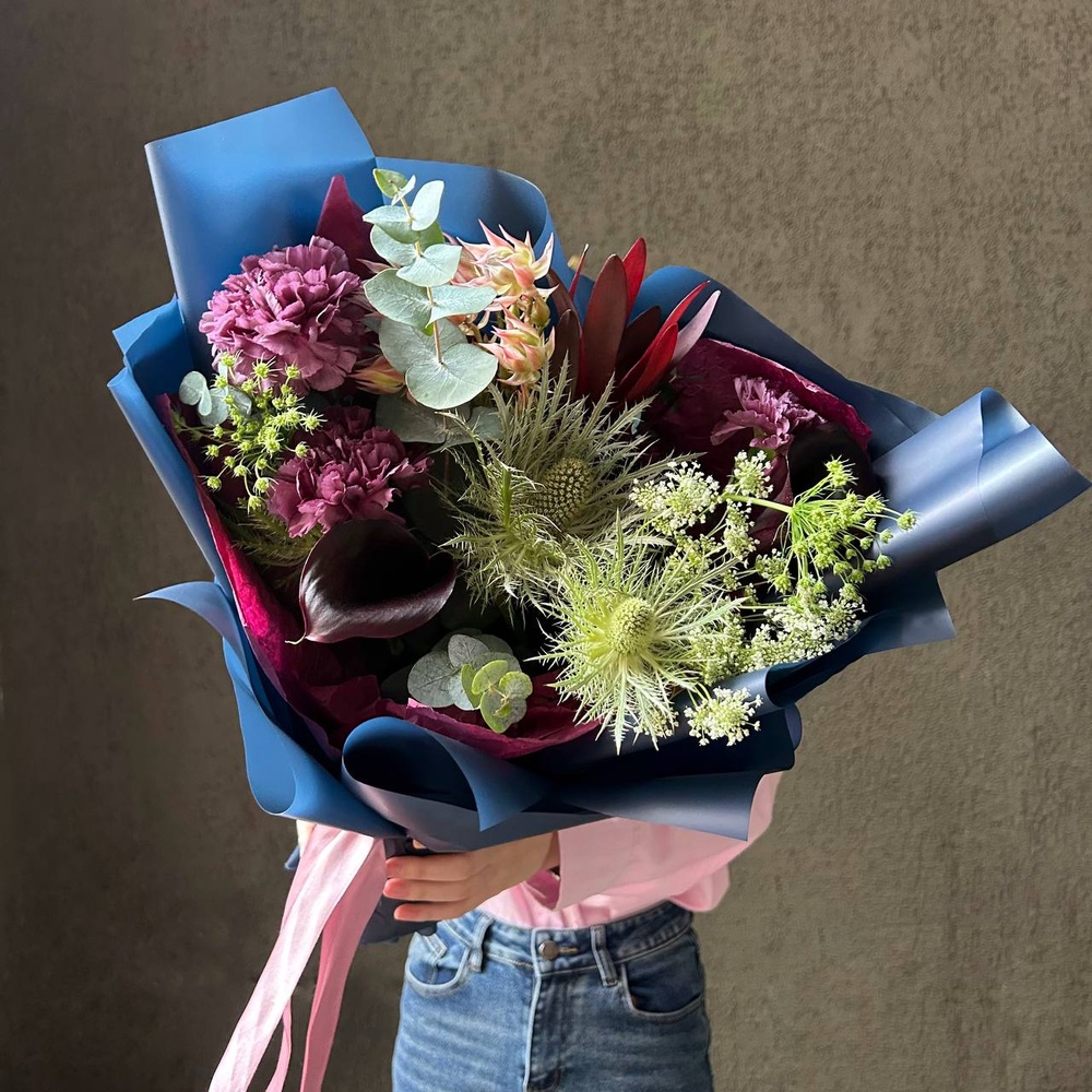 Бао: букет в корейском стиле с каллами и эрингиумом