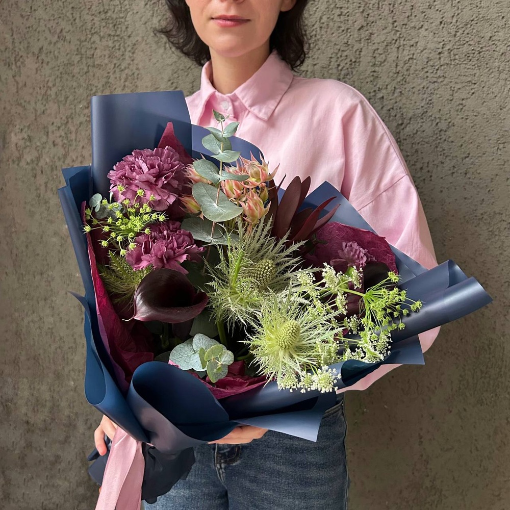 Бао: букет в корейском стиле с каллами и эрингиумом