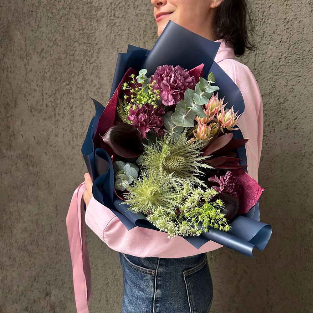 Бао: букет в корейском стиле с каллами и эрингиумом