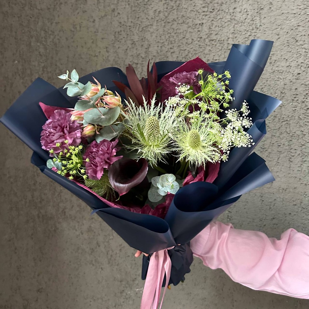 Бао: букет в корейском стиле с каллами и эрингиумом