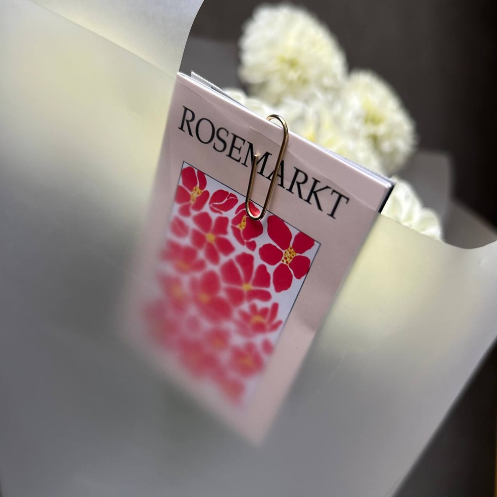 Белые помпоны черлидеров: букет из георгинов