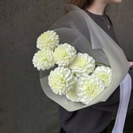 Белые помпоны черлидеров: букет из георгинов - Фотография 7