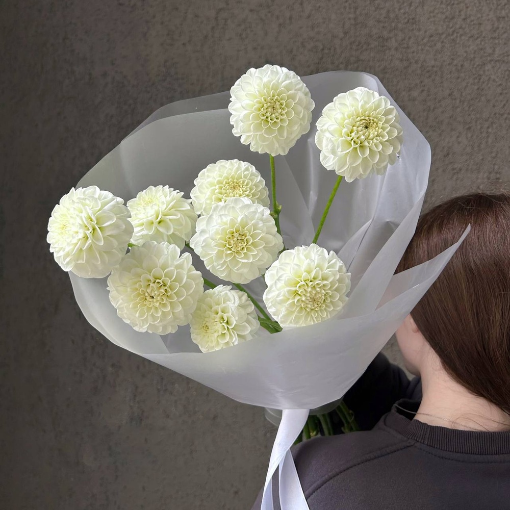 Белые помпоны черлидеров: букет из георгинов