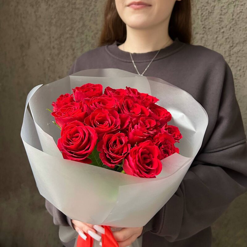 Алые уста: букет из красных кенийских роз 40 см, 15 цветков