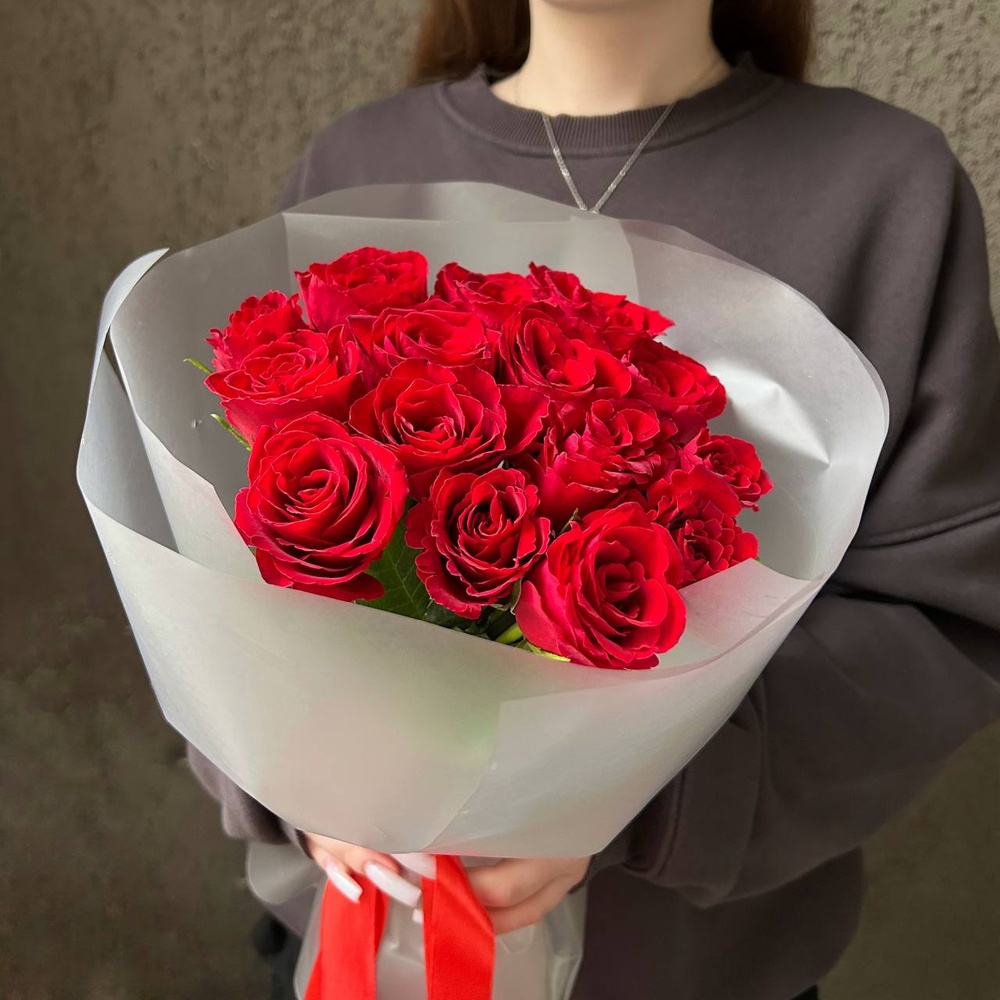 Алые уста: букет из красных кенийских роз 40 см, 15 цветков