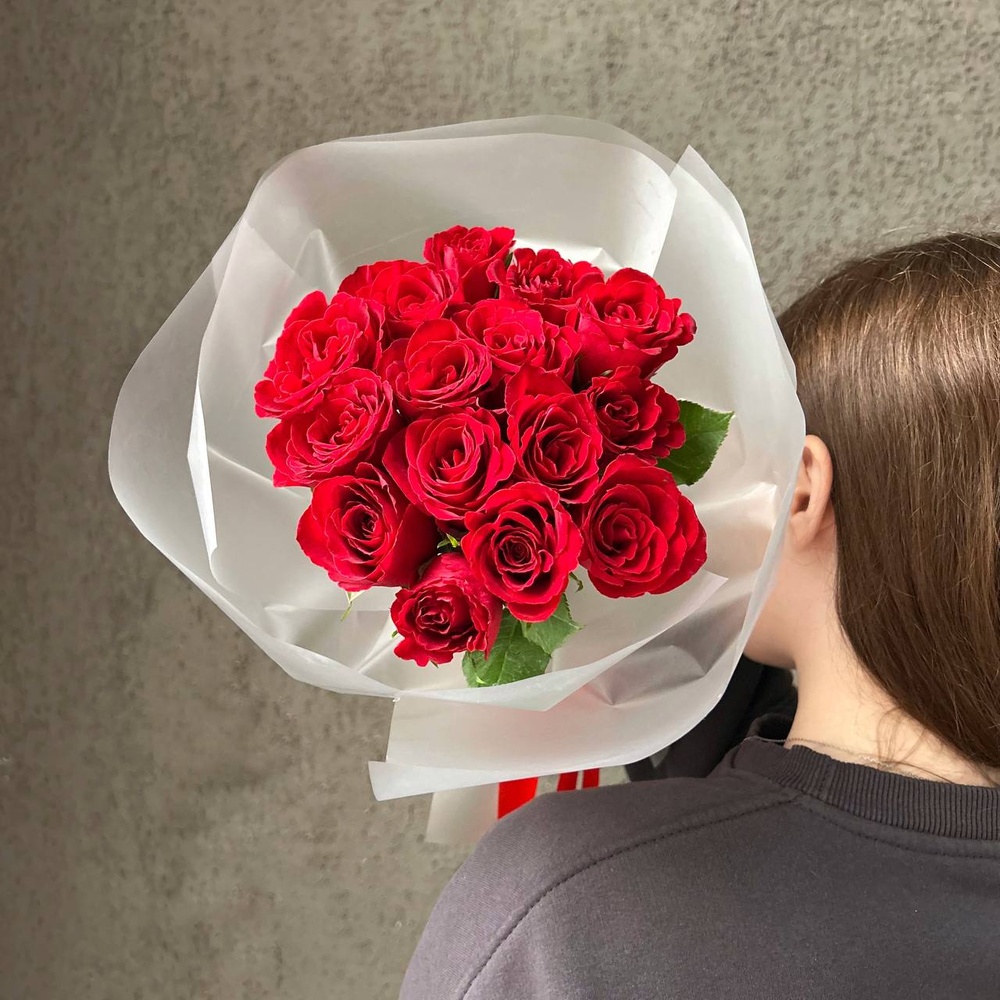 Алые уста: букет из красных кенийских роз 40 см, 15 цветков