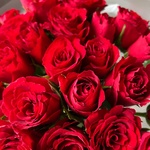 Алые уста: букет из красных кенийских роз 40 см, 25 цветков - Фотография 6