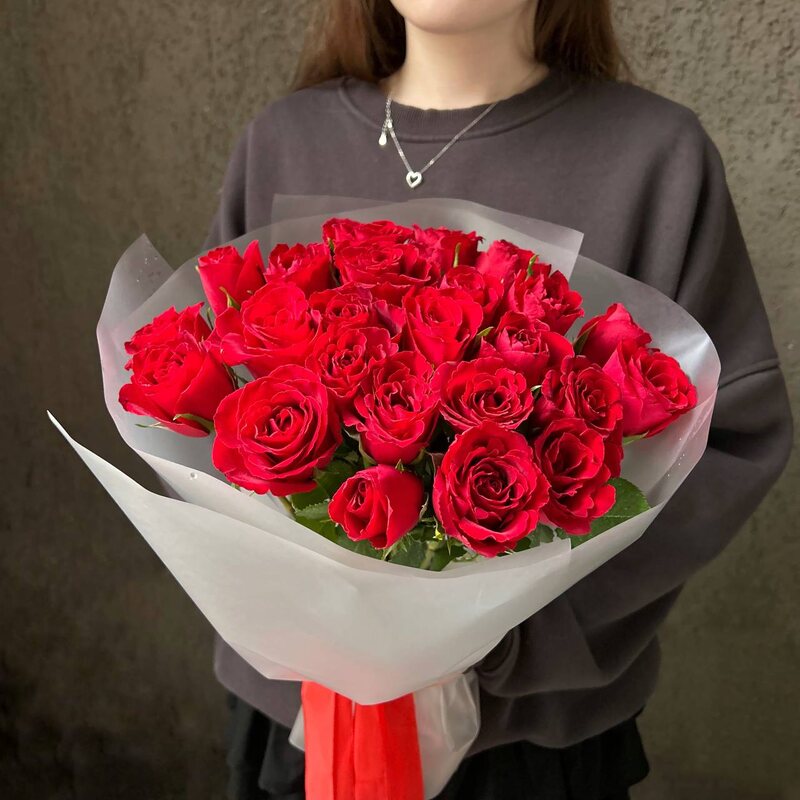 Алые уста: букет из красных кенийских роз 40 см, 25 цветков