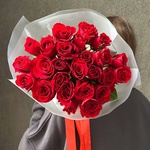 Алые уста: букет из красных кенийских роз 40 см, 25 цветков - Фотография 12