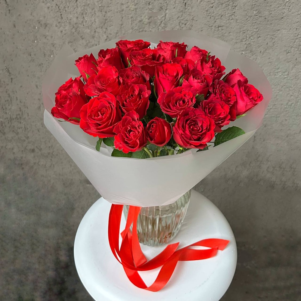Алые уста: букет из красных кенийских роз 40 см, 25 цветков